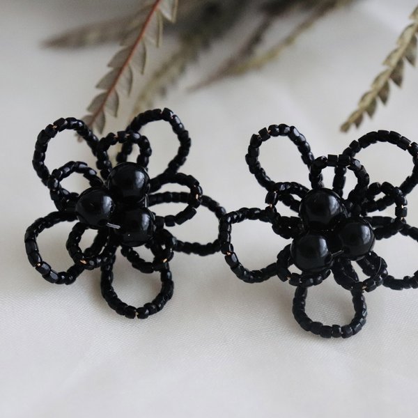 Beads flower earrings -black