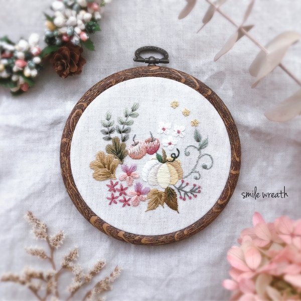 【秋の刺繡フレーム白】お誕生日プレゼントや大切な方への贈り物に。オイルパステルで描いた手作りのカード付き。おうち時間を優しく彩る刺繍インテリア。