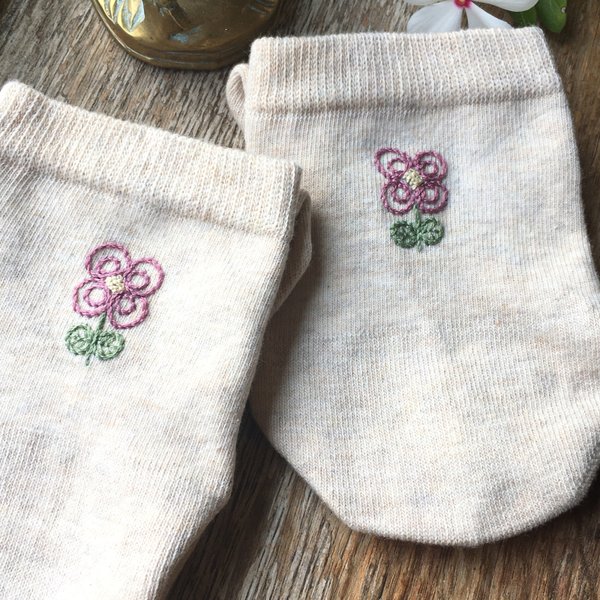 野の花の刺繍靴下