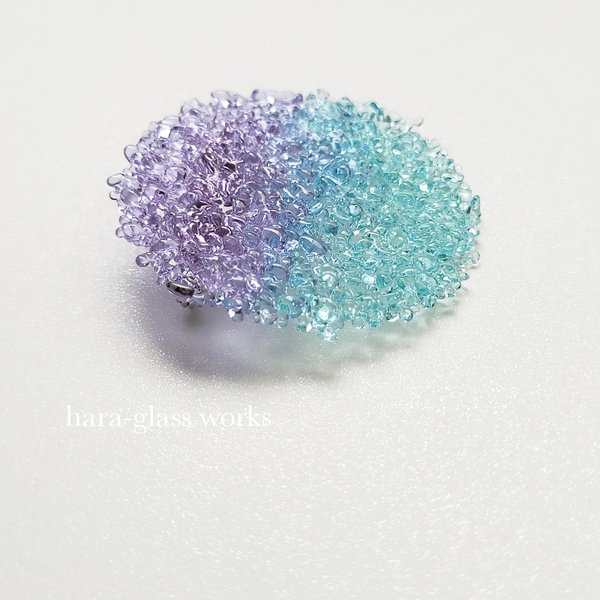 【色変化】バイカラーガラスのブローチ（大）　ラベンダー&ティントブルー　つぶつぶアクセサリー　