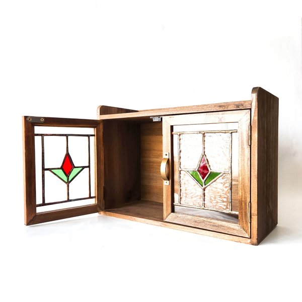 ステンドグラス　アンティーク調ガラス窓つき　木製ミニキャビネット　Mila（ミラ）