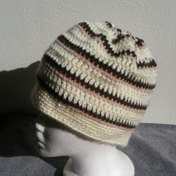 毛糸の手編み帽子(しましま)