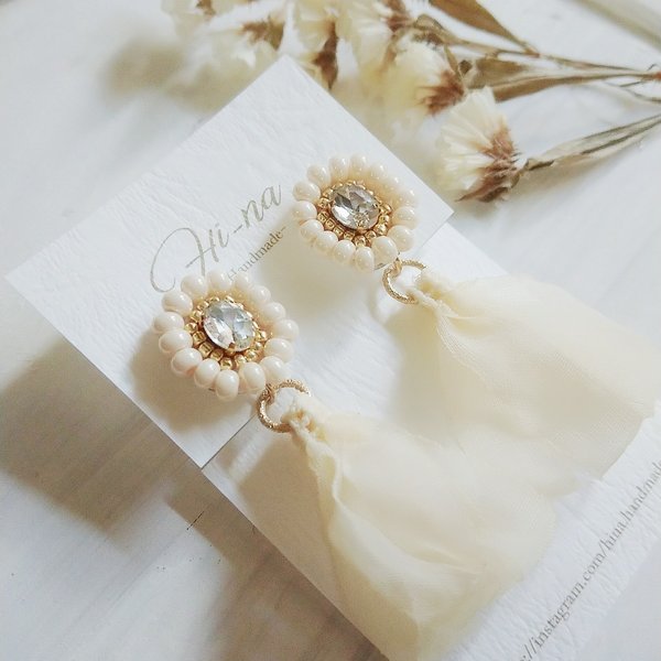 刺繍ピアス「pearly beige」ビーズ刺繍×フリルタッセル 