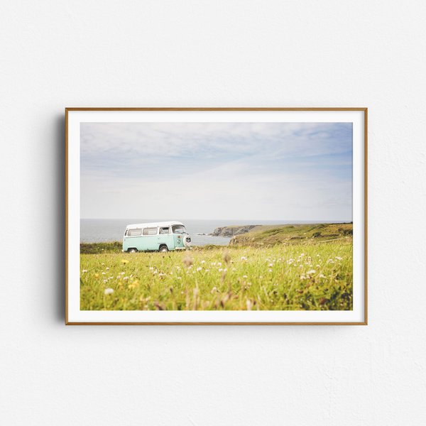 草原と海の風景に溶け込むレトロな旅 - VWバス アートプリントポスター 2L A5 A4 A3 B3 A2 B2 A1 サイズ インテリア アウトドア フォルクスワーゲン ワーゲンバス 車 乗り物