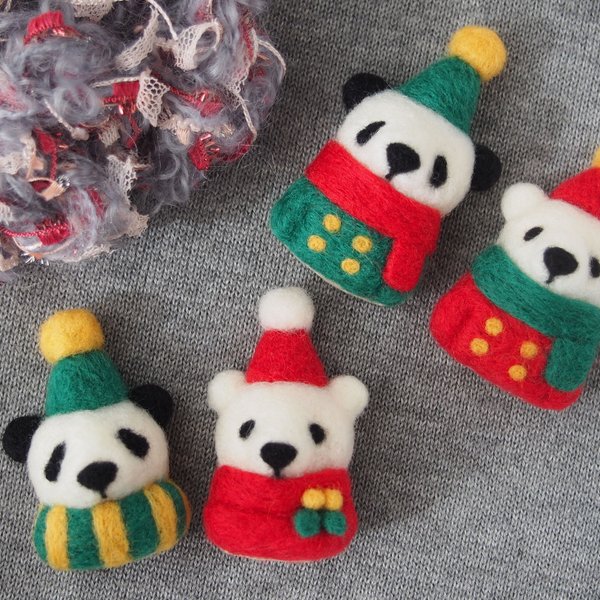 クリスマスカラーのパンダさん　羊毛ブローチ