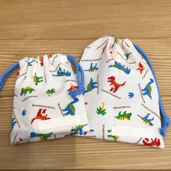 【完成品】巾着セット　22×18センチ ＆コップ袋　恐竜🦕ドット(裏地なし)