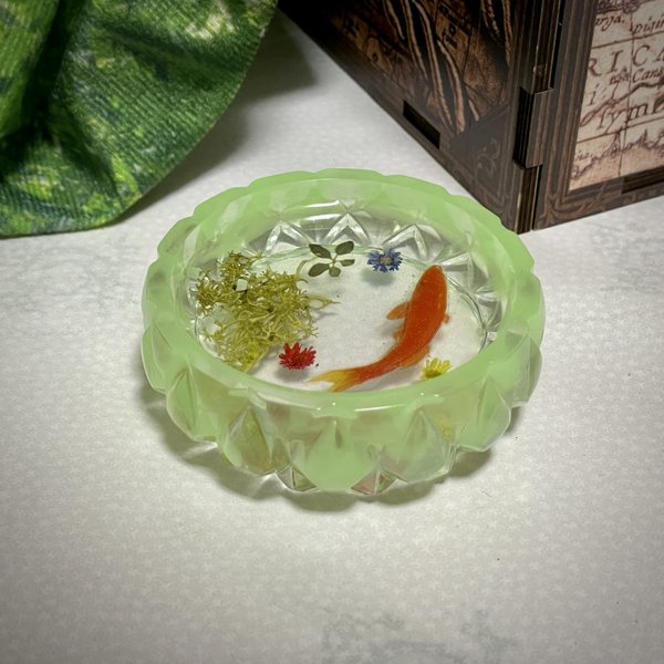 手水鉢の金魚