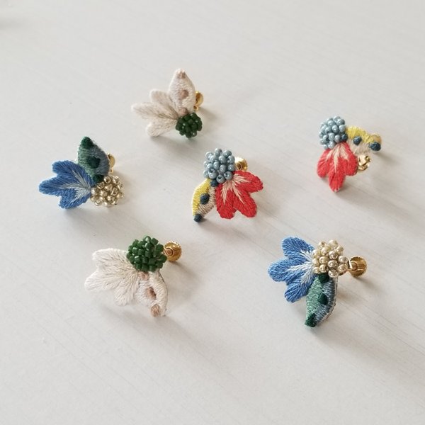 刺繍 ボタニカル耳飾り