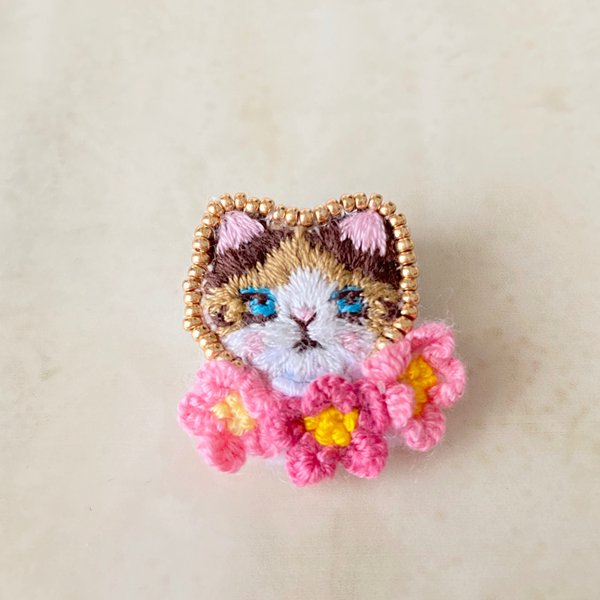 三毛猫とコスモスのブローチ　刺繍