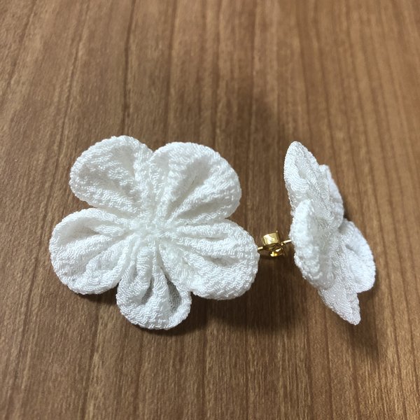 つまみ細工のピアス