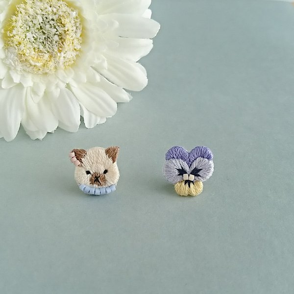 シャム猫×ビオラの刺繍耳飾り