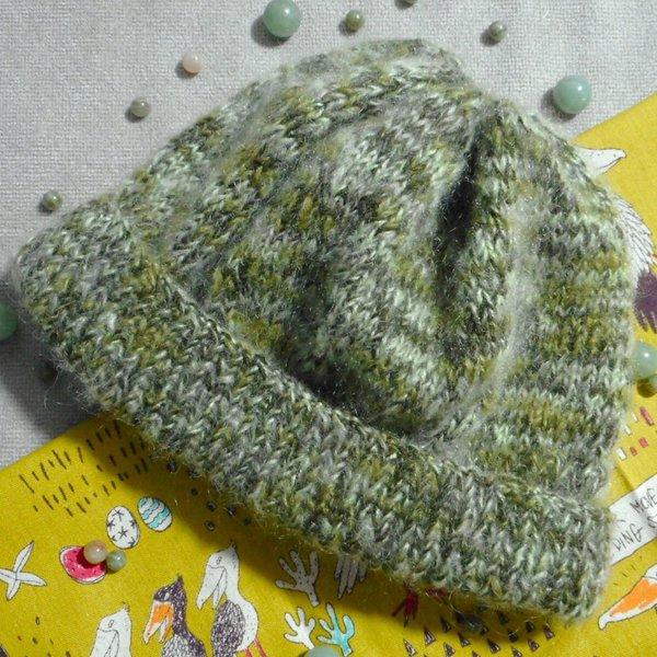 中細薄緑系グラデーション糸とダークグリーンの糸の手編み帽子(ライトグリーン~カーキのグラデ)