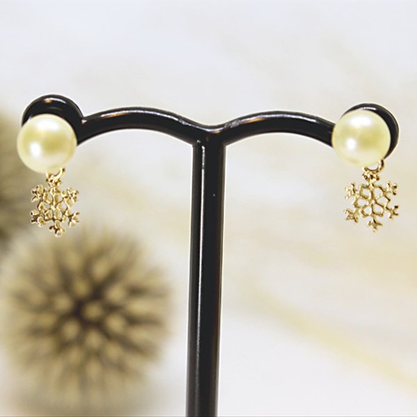 pearl with snow crystal pierce (gold plating)