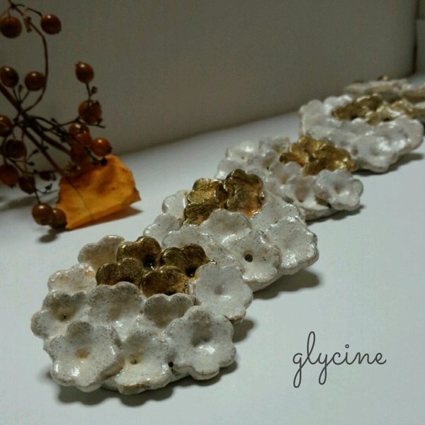 【陶土・陶器】白いお花と金色のお花ブローチ