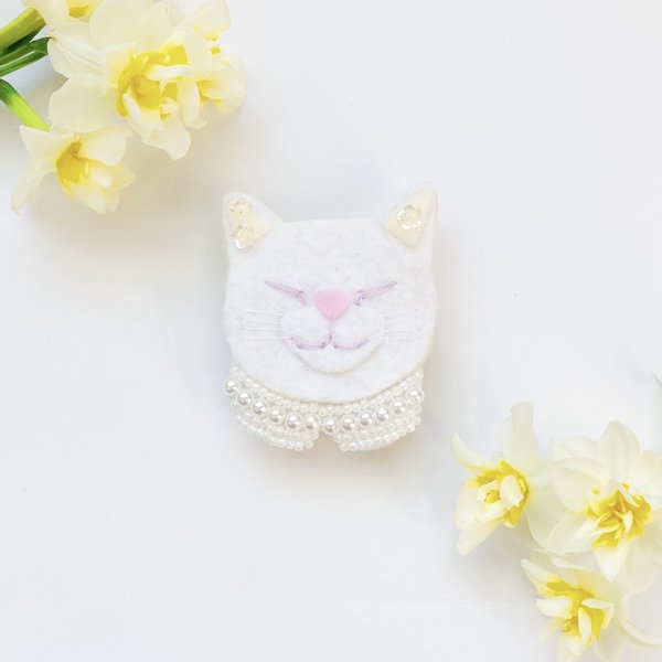 入園入学●一点物【おねむねこブローチ】パールビジュー襟の猫ちゃん（フェルト・ビーズ刺繍・お呼ばれ・結婚祝い・春）