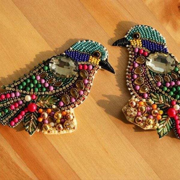 インド刺繍リボン ビーズ インコ 鳥 ワッペン ブローチ 燕 手刺繍 パーツ ヴィンテージ レトロ アジアン エスニック