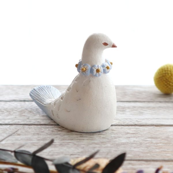  陶置物 幸せ運ぶ白い鳥 アンティーク風仕上げ パステルマリン首輪  