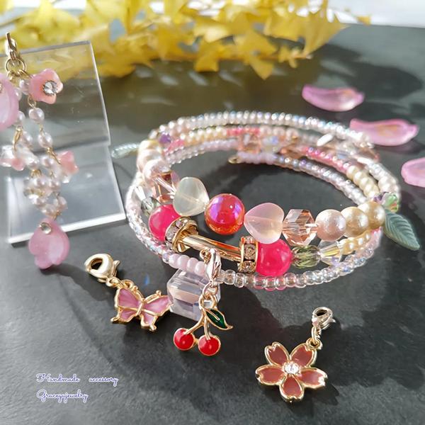 🌸桜コイルブレスレット　天然石チェリーピンクアゲート　レッドオーラ　桜、サクランボ、蝶チャーム