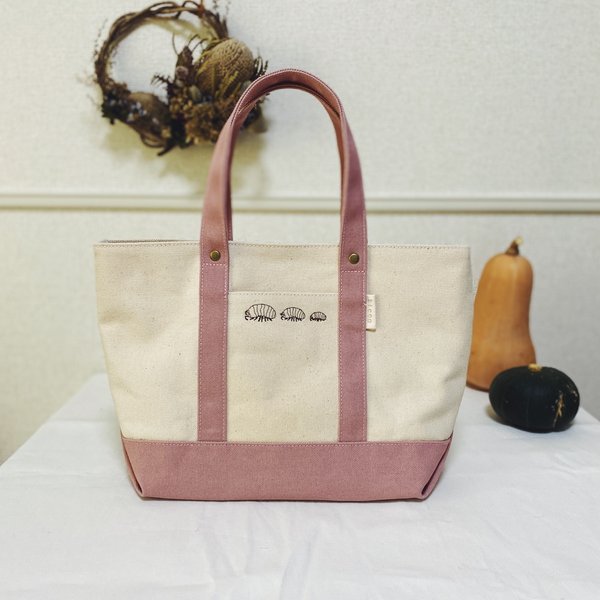 【SALE】【倉敷帆布】くすみピンクのトートバッグ　小サイズ　刺繍入り　三角マチ　ダンゴムシ