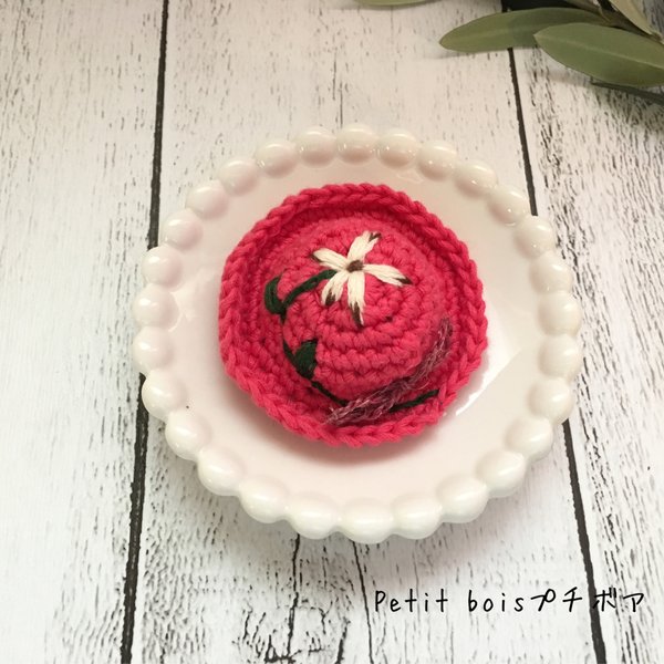 まあるい帽子の花刺繍ブローチ＊白い一輪の花