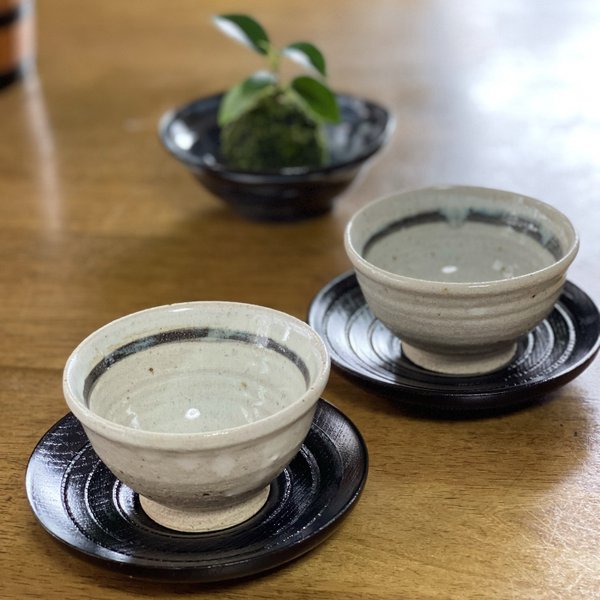 お茶🍵の色が鮮やか🌿な黒ライン入り白い湯呑み茶碗