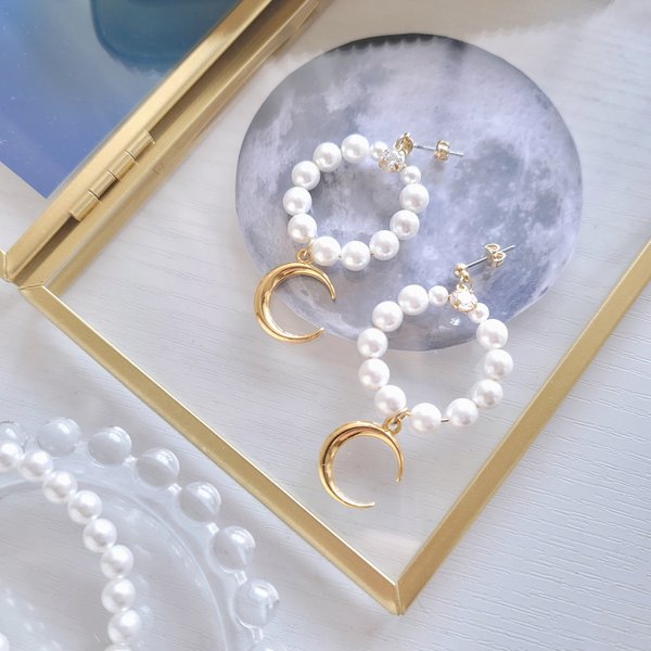 crescent moon × pearl ピアス/イヤリング