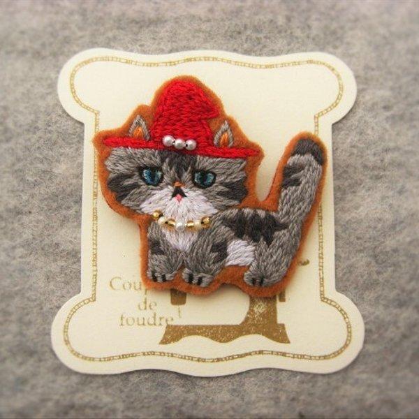 刺繍ブローチ　ねこ　＊ちょいぶさなトラ猫　灰＊