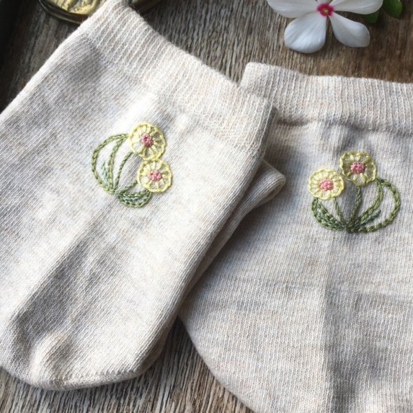 野の花の刺繍靴下