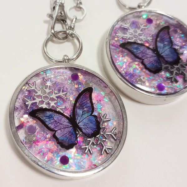紫の蝶と雪の結晶のバッグチャーム
