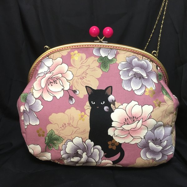 スモーキーピンクに黒猫のがま口バッグ
