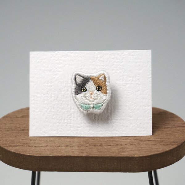 つけ襟猫ちゃんの手刺繍ブローチ・三毛猫×イエロー系アイ