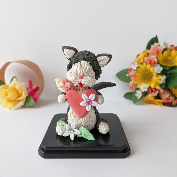 猫の日2024　猫人形一点物 幸せはちわれ猫置物  キラキラお花とハートの猫人形 粘土