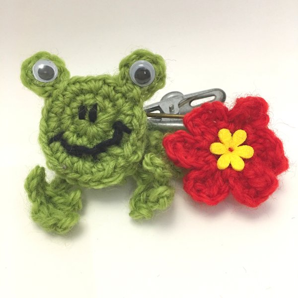 カエルとお花の手編みブローチ