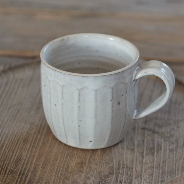 白い陶器のマグカップ（面）
