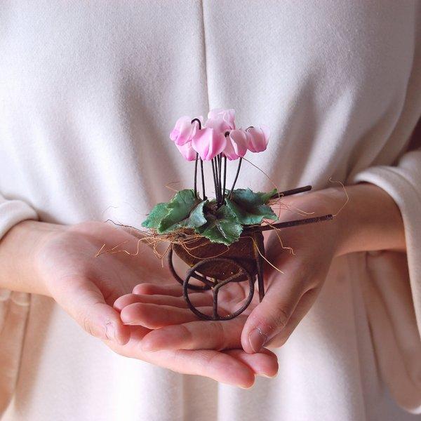 ◆粘土のお花◆　小さな小さなシクラメン ピンク　アンティーク　ブリキ車輪…　S729