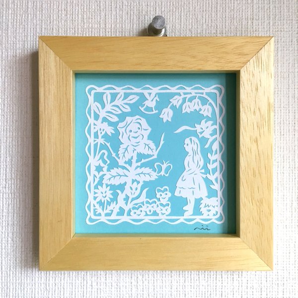 小さな額「Alice and flowers」（切り絵）