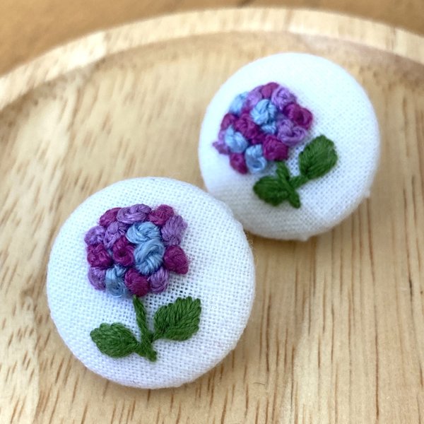 紫陽花刺繍のくるみボタンのイヤリング