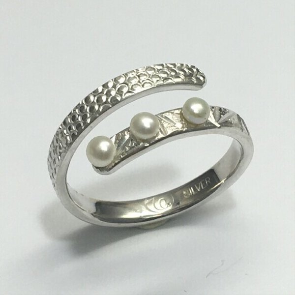 No.262 Cute ring with Nanako pattern pearls.