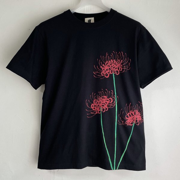 彼岸花柄Tシャツ ブラック 手描きで描いた彼岸花柄Tシャツ 曼珠沙華 秋 黒