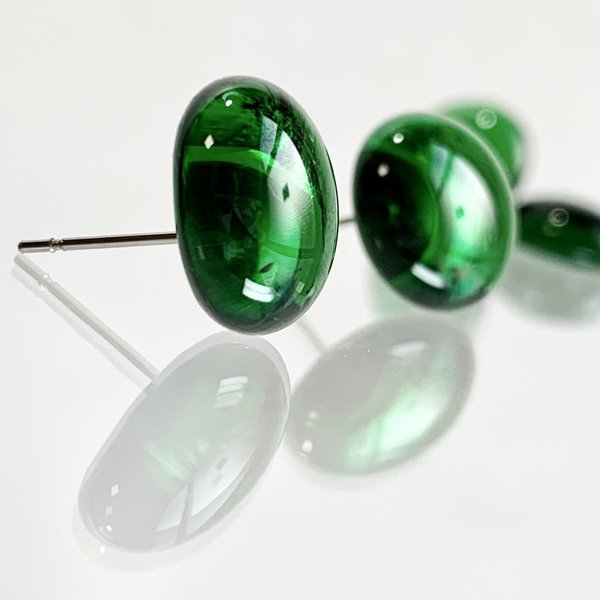 緑のガラス製ピアス