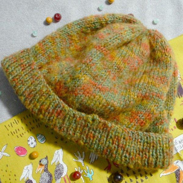 中細橙色系グラデーション糸とグリーンの糸の手編み帽子(オレンジ~アンバーのグラデ)