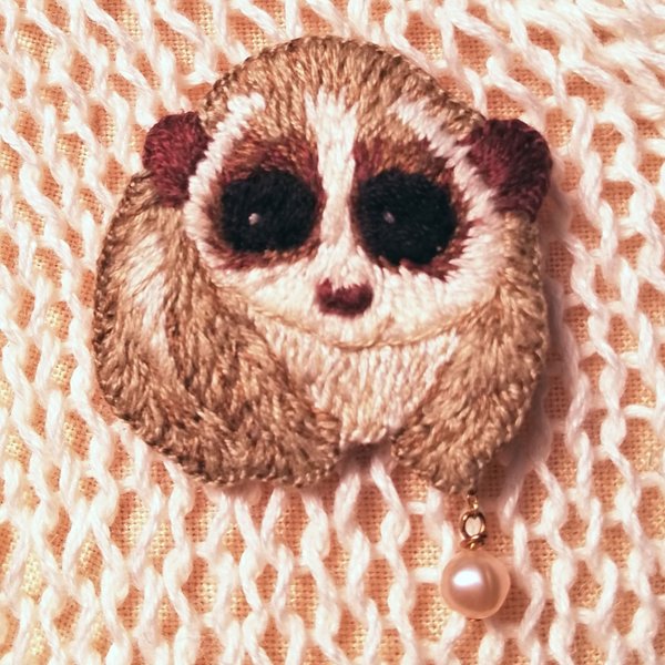 スローロリスの刺繍ブローチ