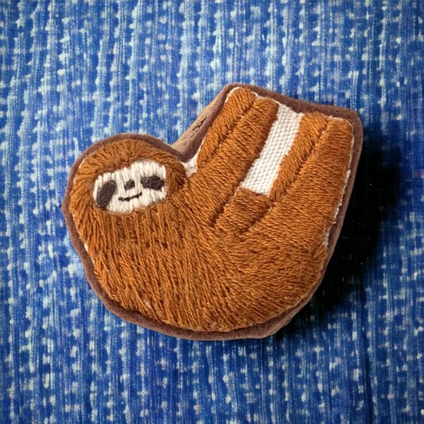 ナマケモノの刺繡ブローチ