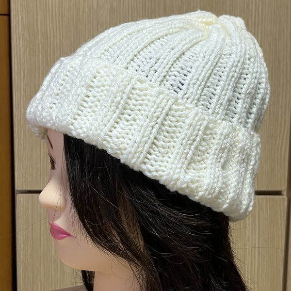 手編みの白帽子