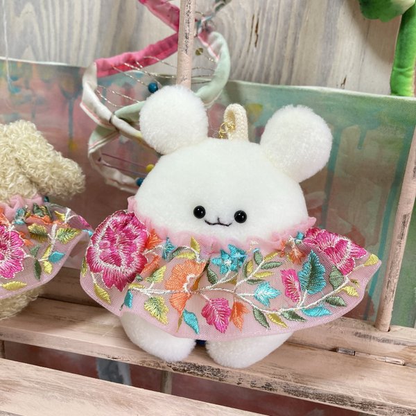 インド刺繍のぷにチャーム　ピンクお花