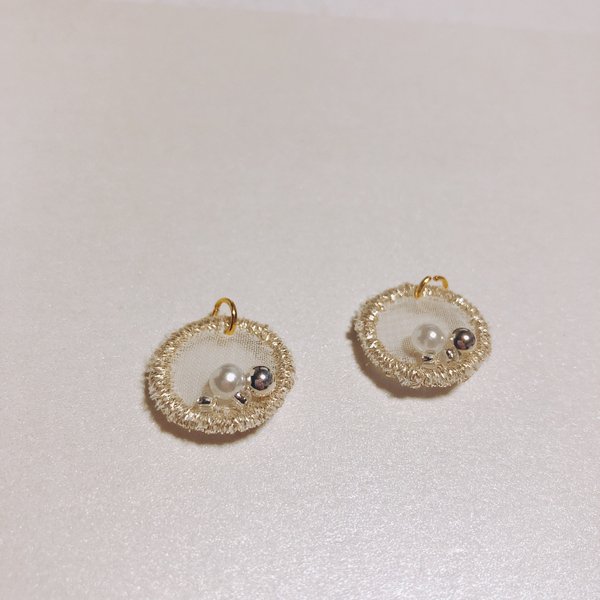 刺繍糸とビーズのパーツ