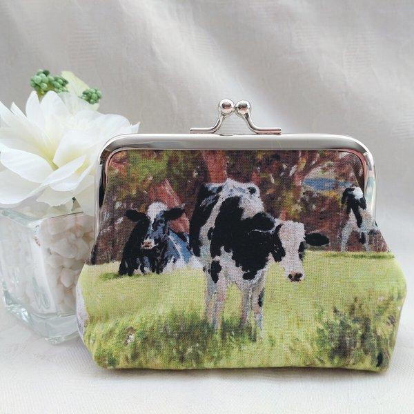 リアル牛が可愛すぎるぅ♡がま口　小銭入れや小物入れに🐄　 ハンドメイド　cow　牛柄　プレゼントにも　がま口ポーチ