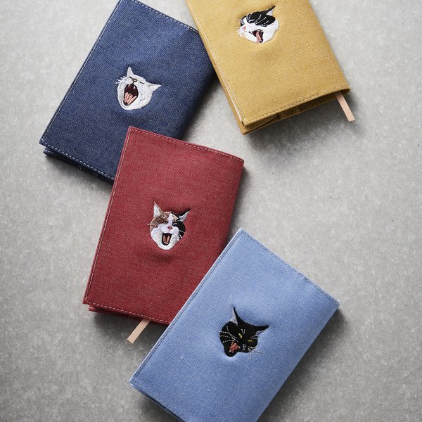 あくびする猫 ブックカバー ワンポイント 文庫サイズ 刺繍  日本製 honok