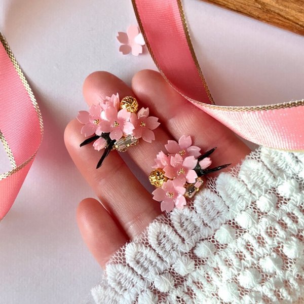 紙の桜が咲き誇る　枝付き イヤリング ・ピアス