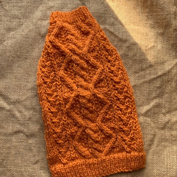 犬セーター　冬物セール 10%off！　DMサイズ　オレンジのアラン模様のセーター　No.110のハンドウォーマー(飼い主様用)とお揃い　